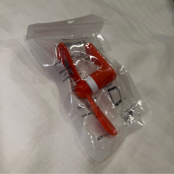 Virgin Mobile Portable Mini USB Red Fan - Picture 2 of 3